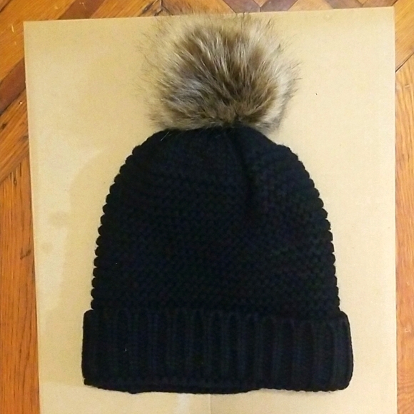 Women's Pom -Pom Winter Beanie Hats One with Pearls NEW - Picture 2 of 3